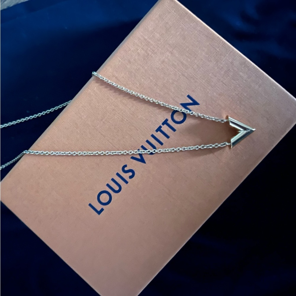 Louis Vuitton Essential V Necklace - Authentic